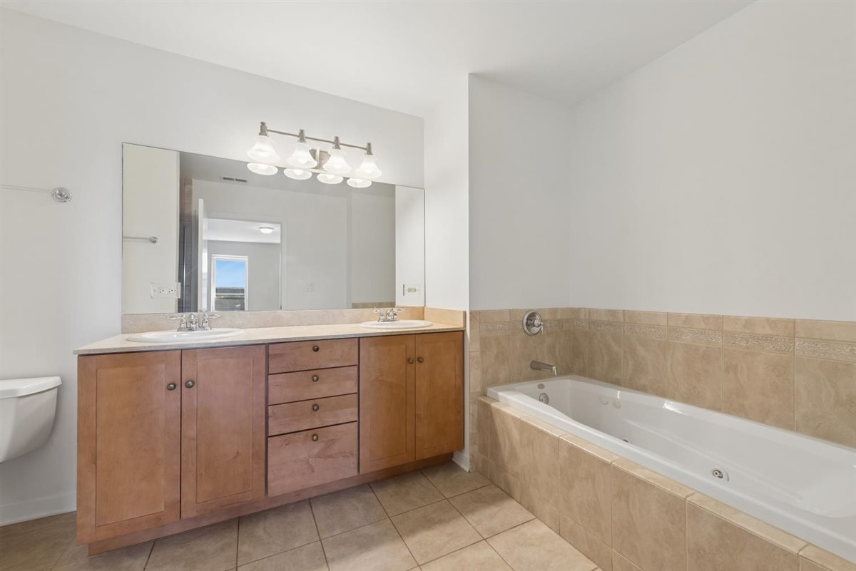 3550 W Montrose Avenue Unit: 502