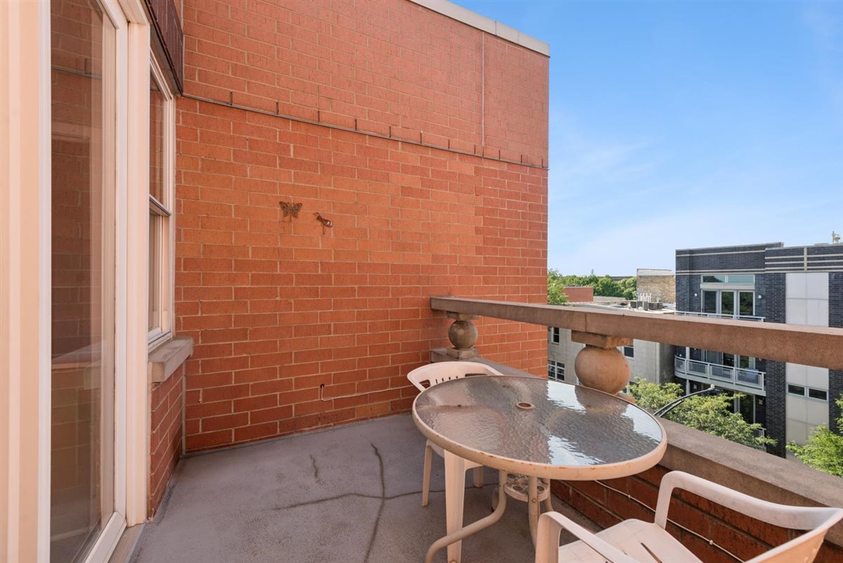 3550 W Montrose Avenue Unit: 502