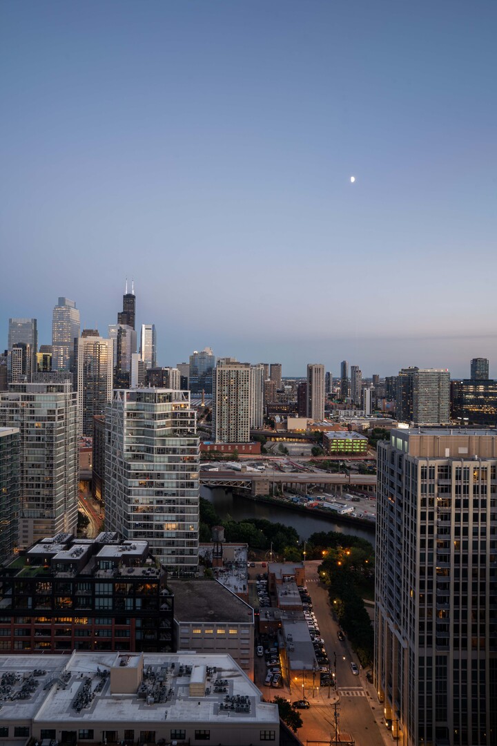 500 W Superior Street Unit: 2401