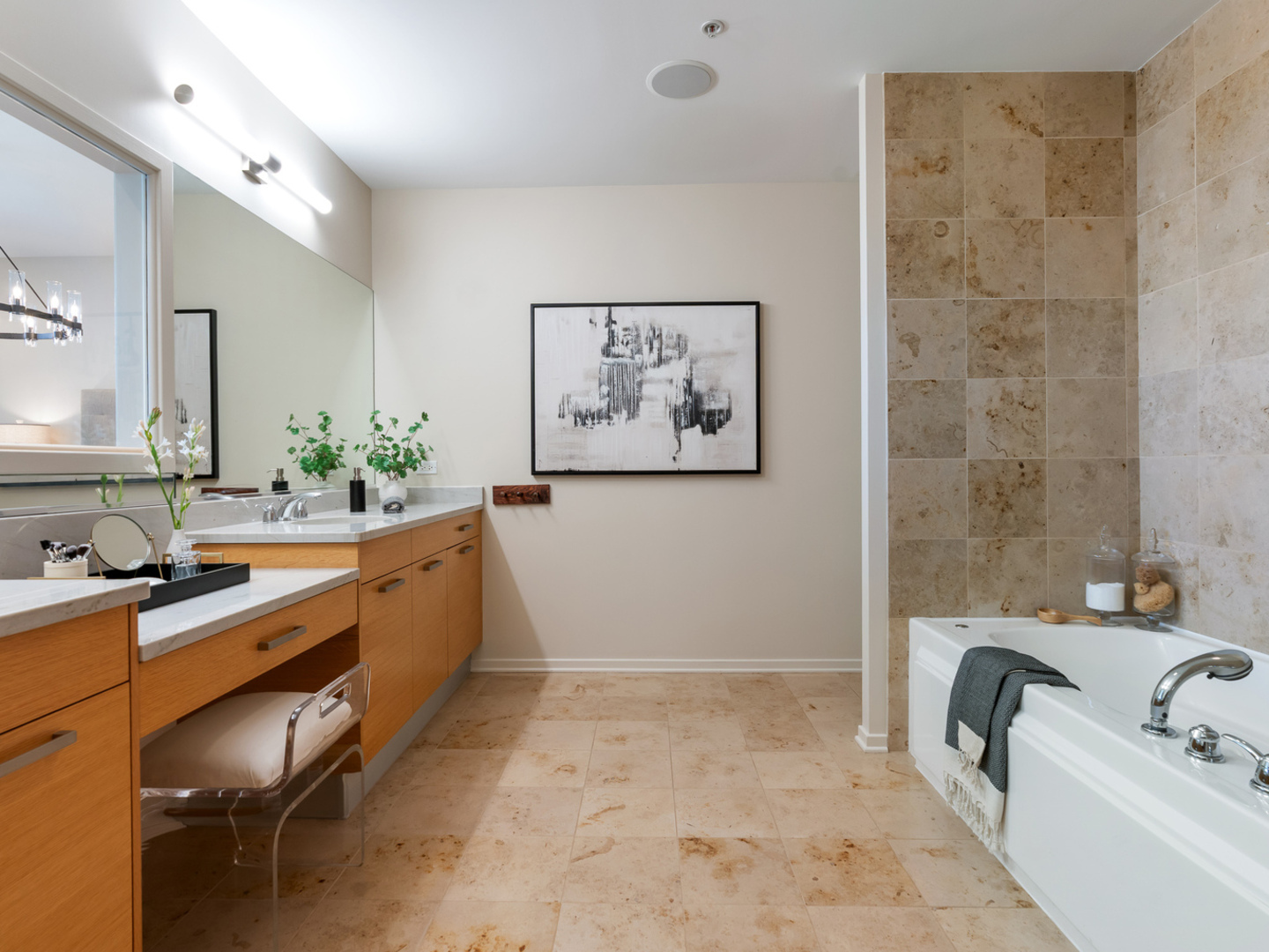 500 W Superior Street Unit: 2401