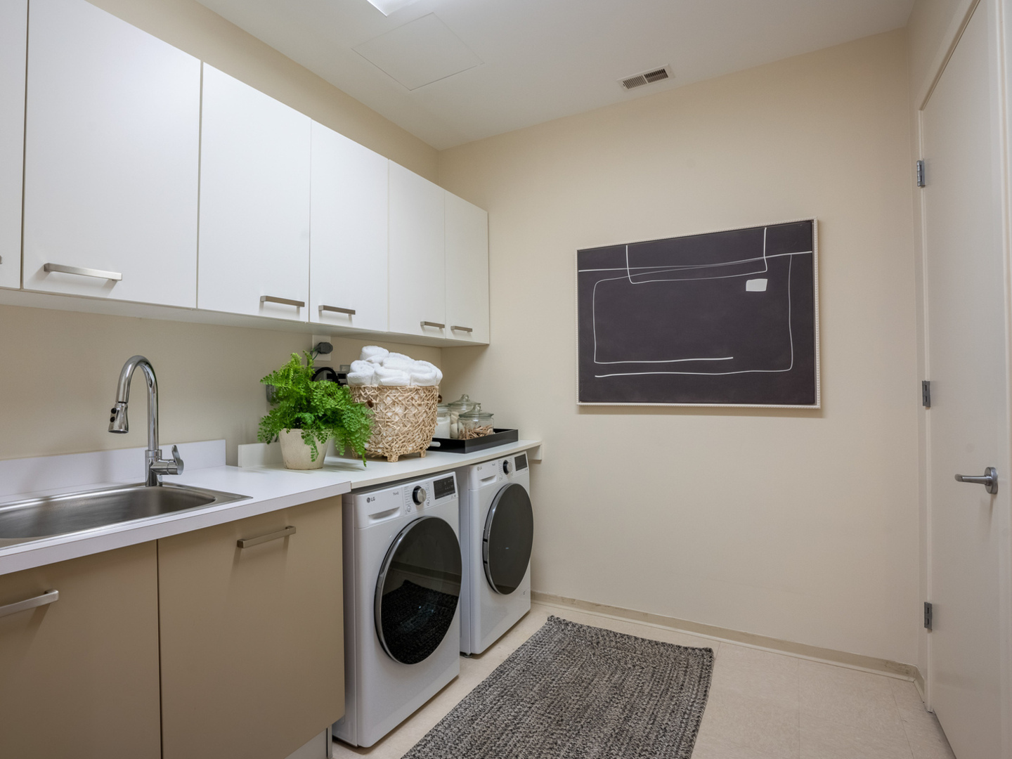 500 W Superior Street Unit: 2401