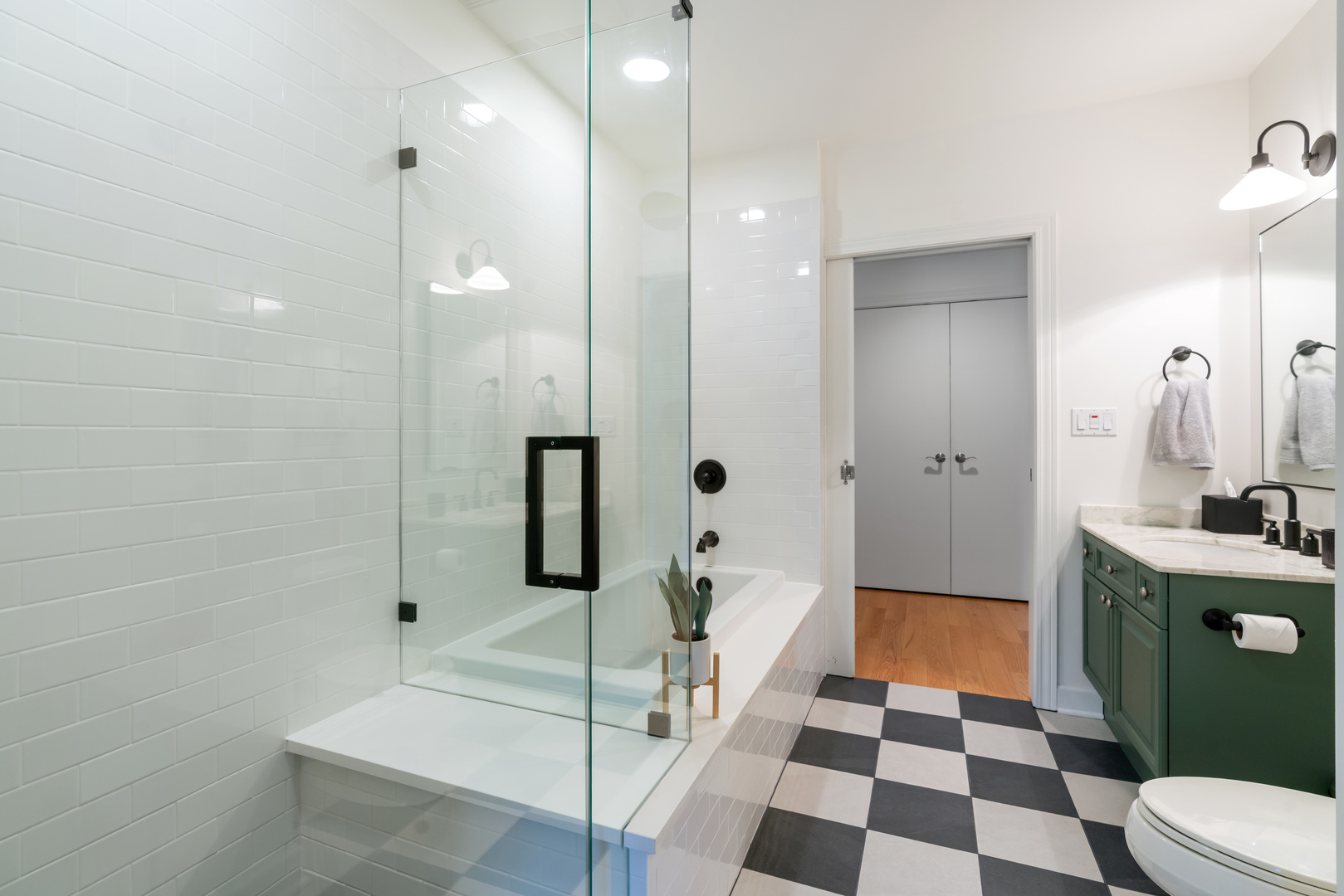742 N LaSalle Street Unit: 5