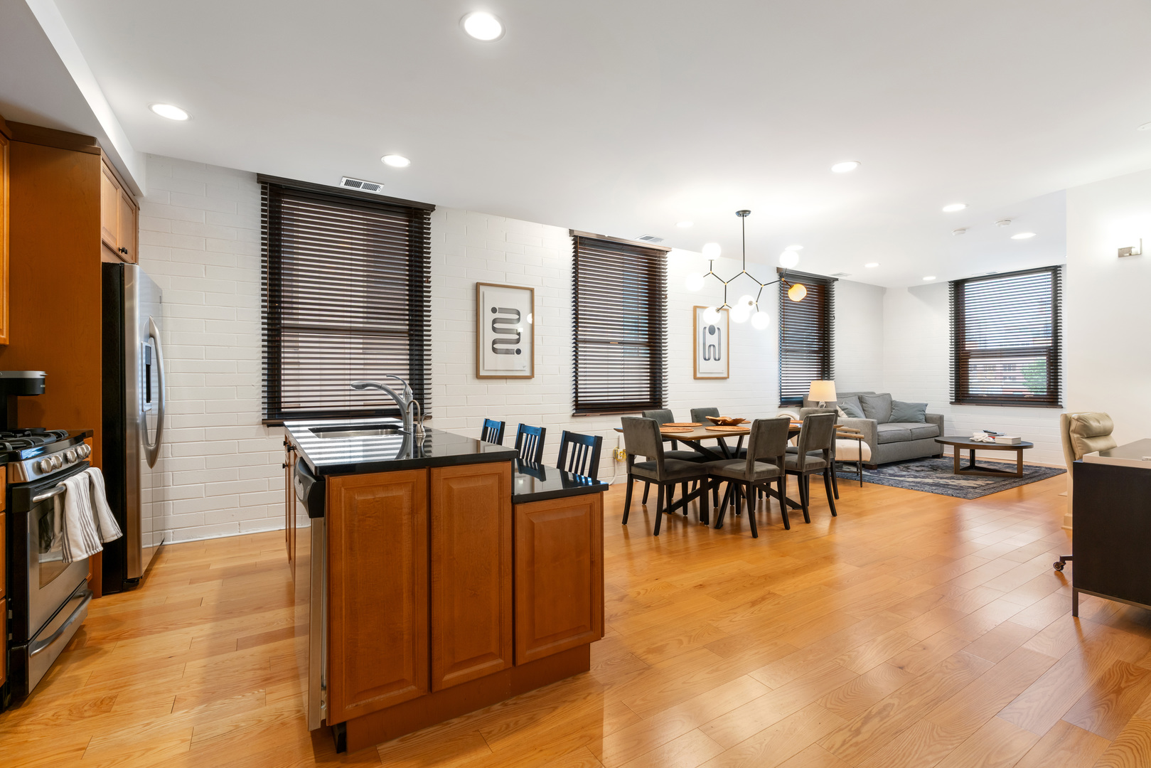 742 N LaSalle Street Unit: 5