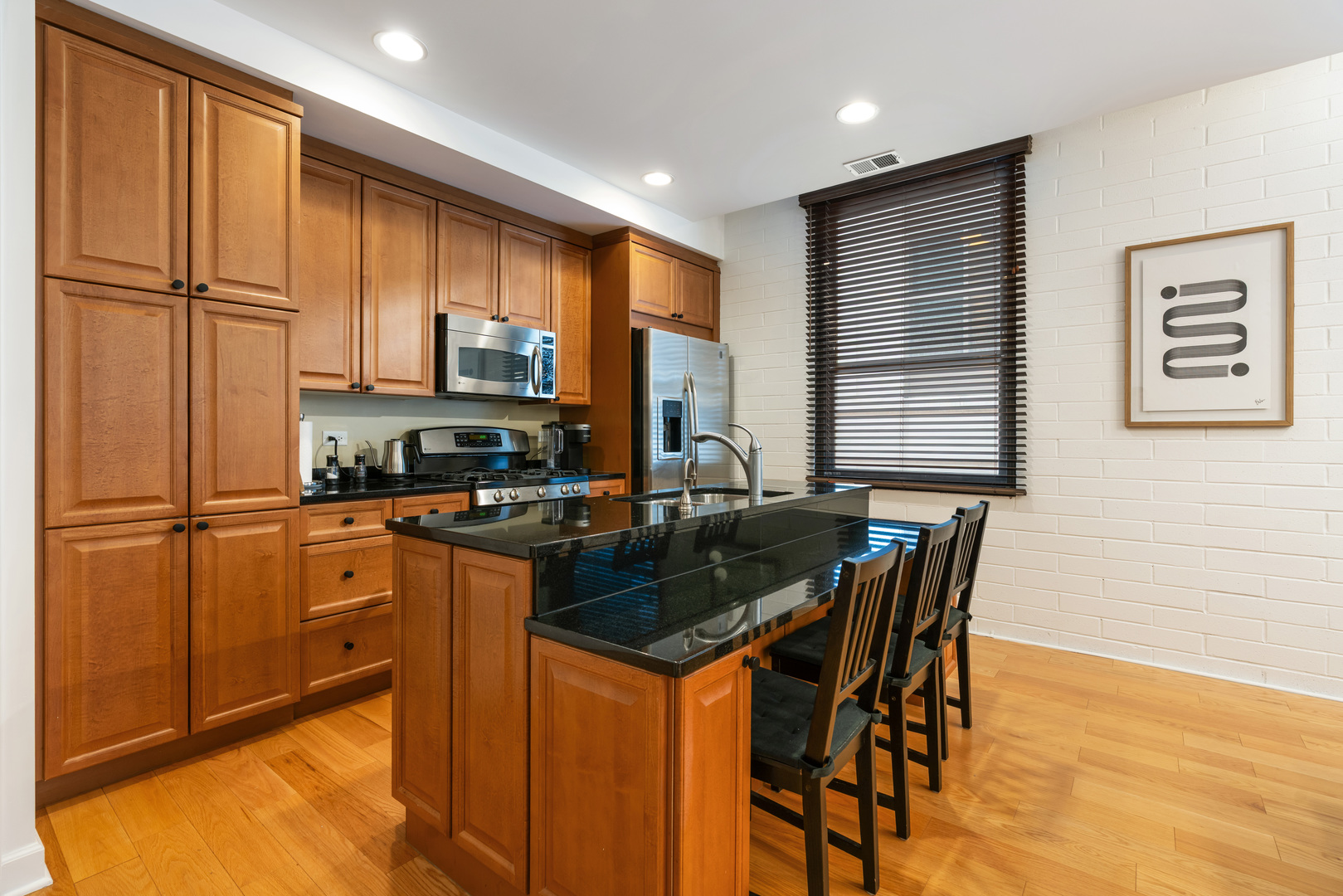 742 N LaSalle Street Unit: 5