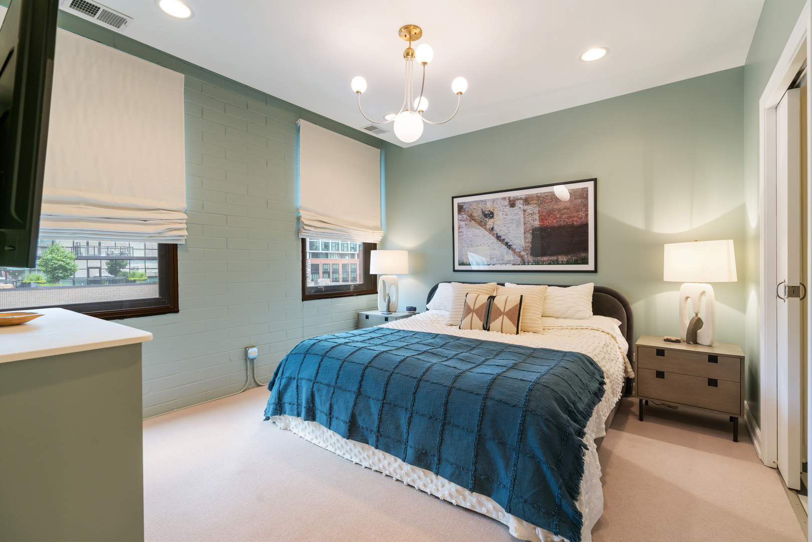 742 N LaSalle Street Unit: 5