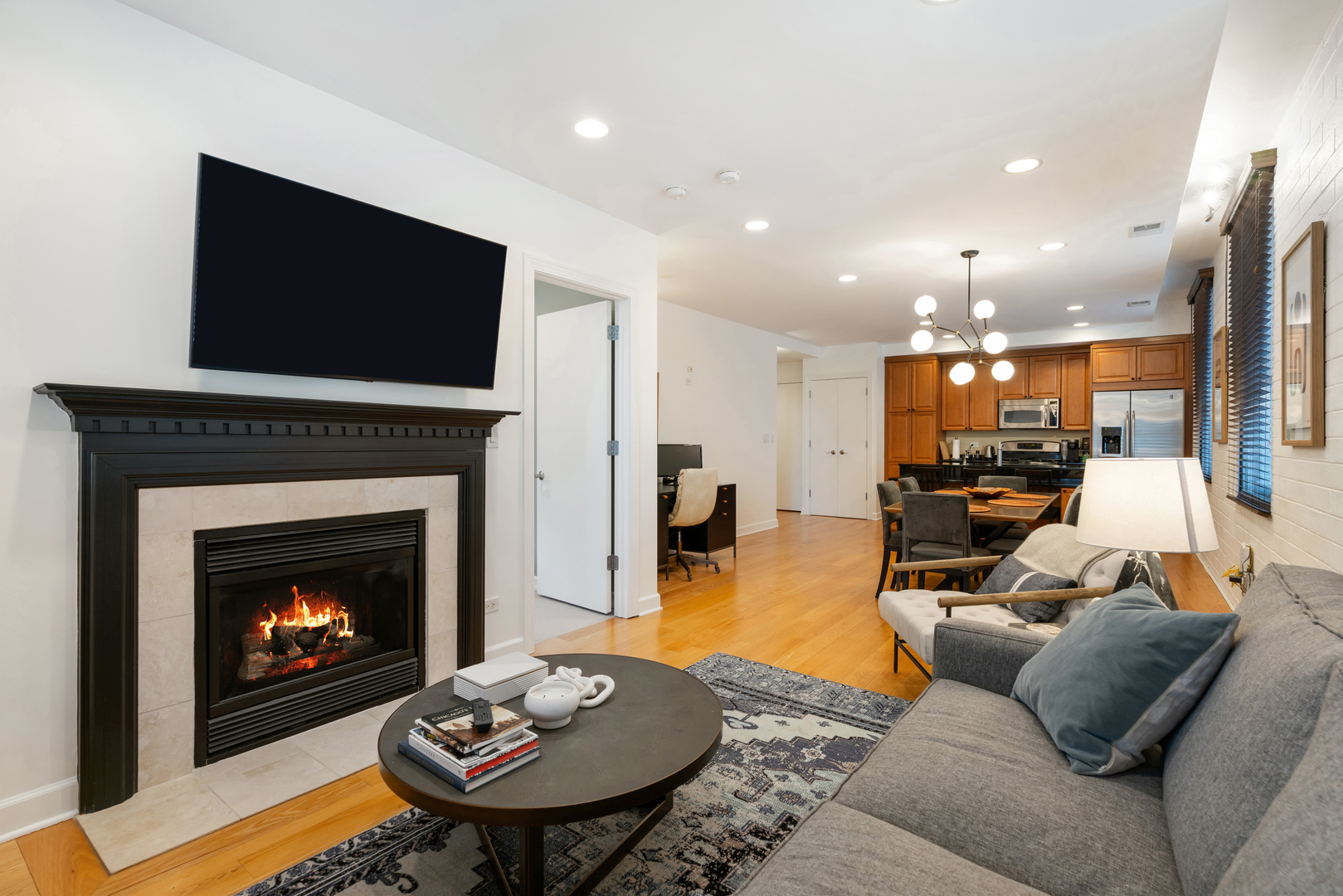 742 N LaSalle Street Unit: 5