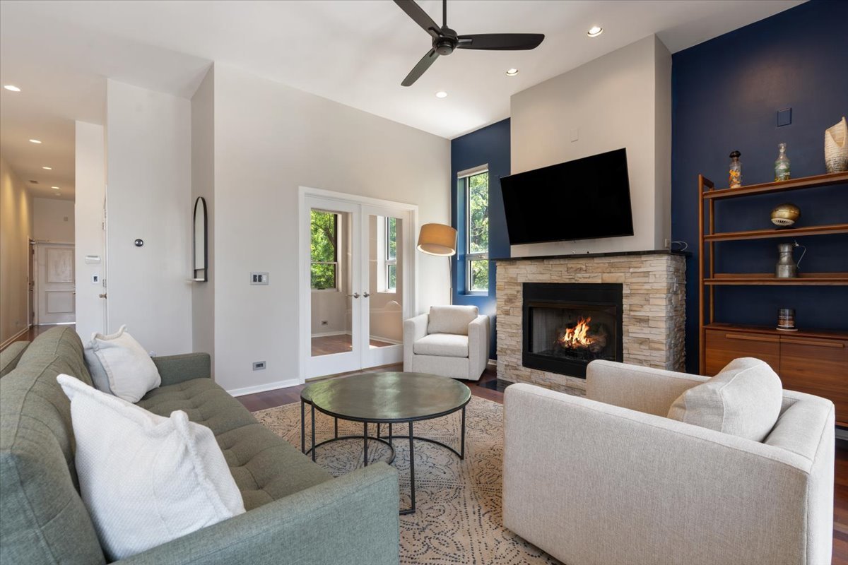 1717 N Western Avenue Unit: 2