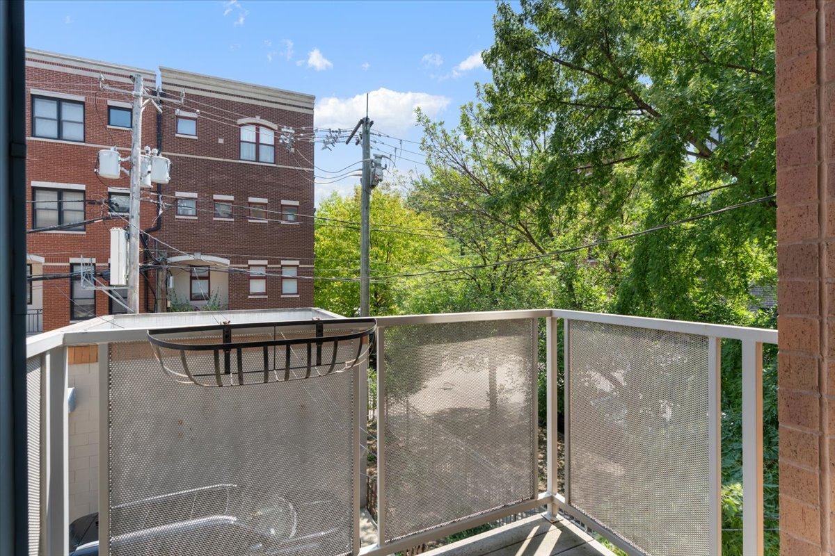 1717 N Western Avenue Unit: 2