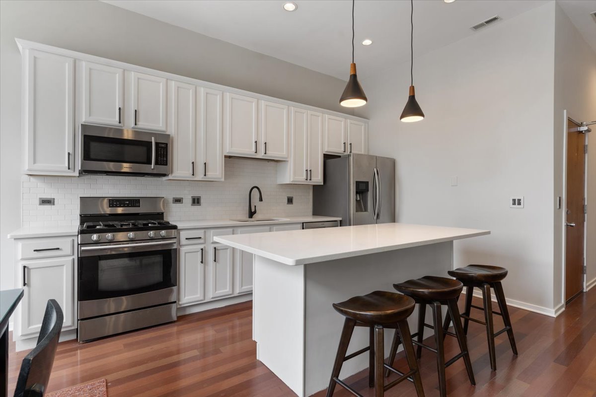 1717 N Western Avenue Unit: 2