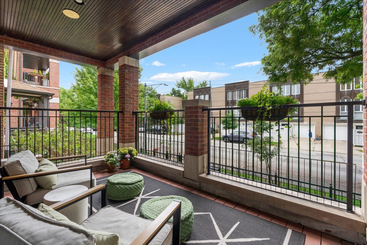 1318 W WEBSTER Avenue Unit: 1