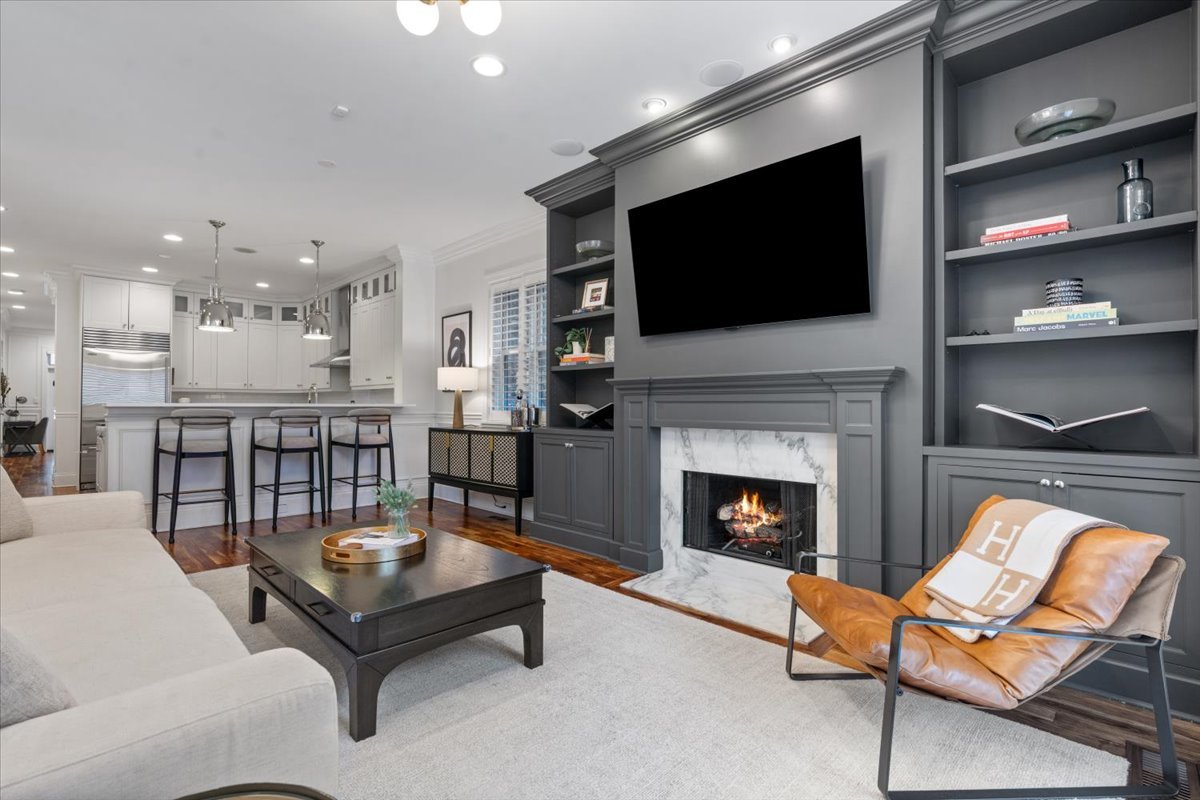 1318 W WEBSTER Avenue Unit: 1