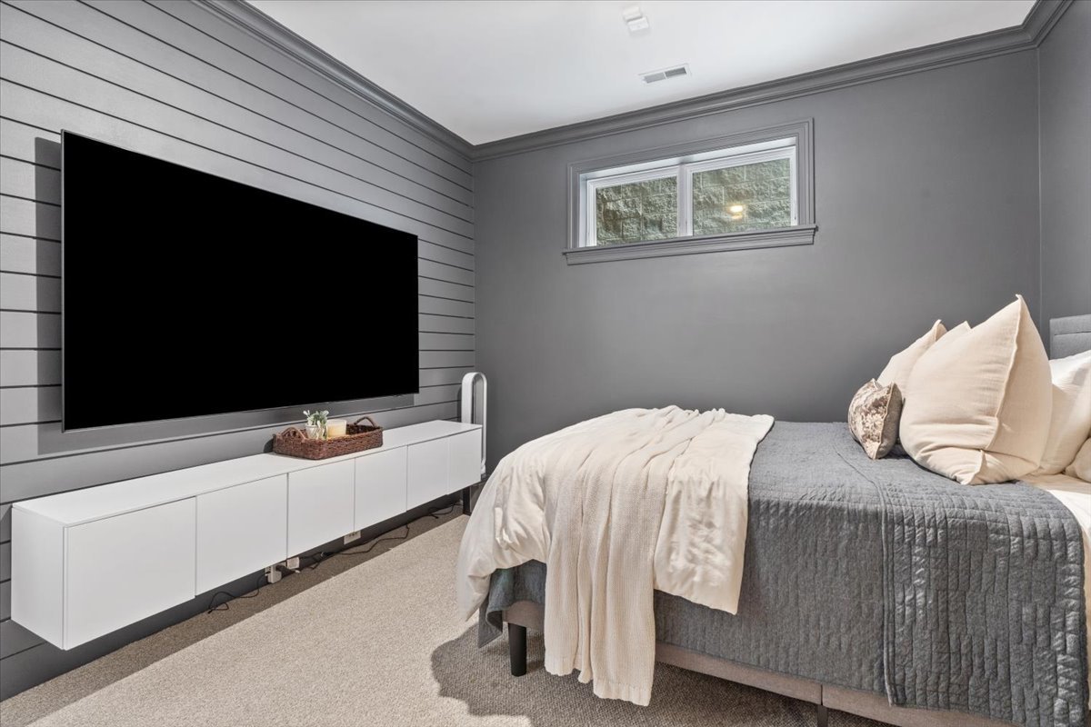 1318 W WEBSTER Avenue Unit: 1