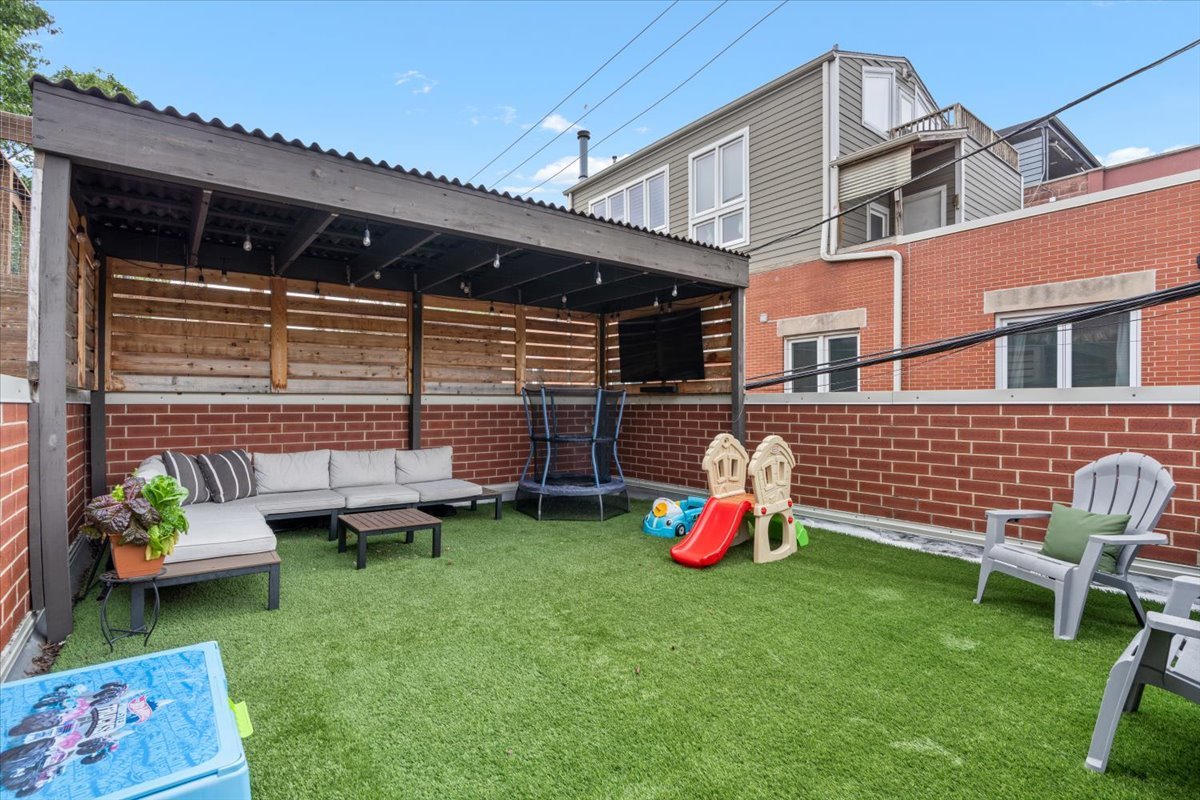 1318 W WEBSTER Avenue Unit: 1