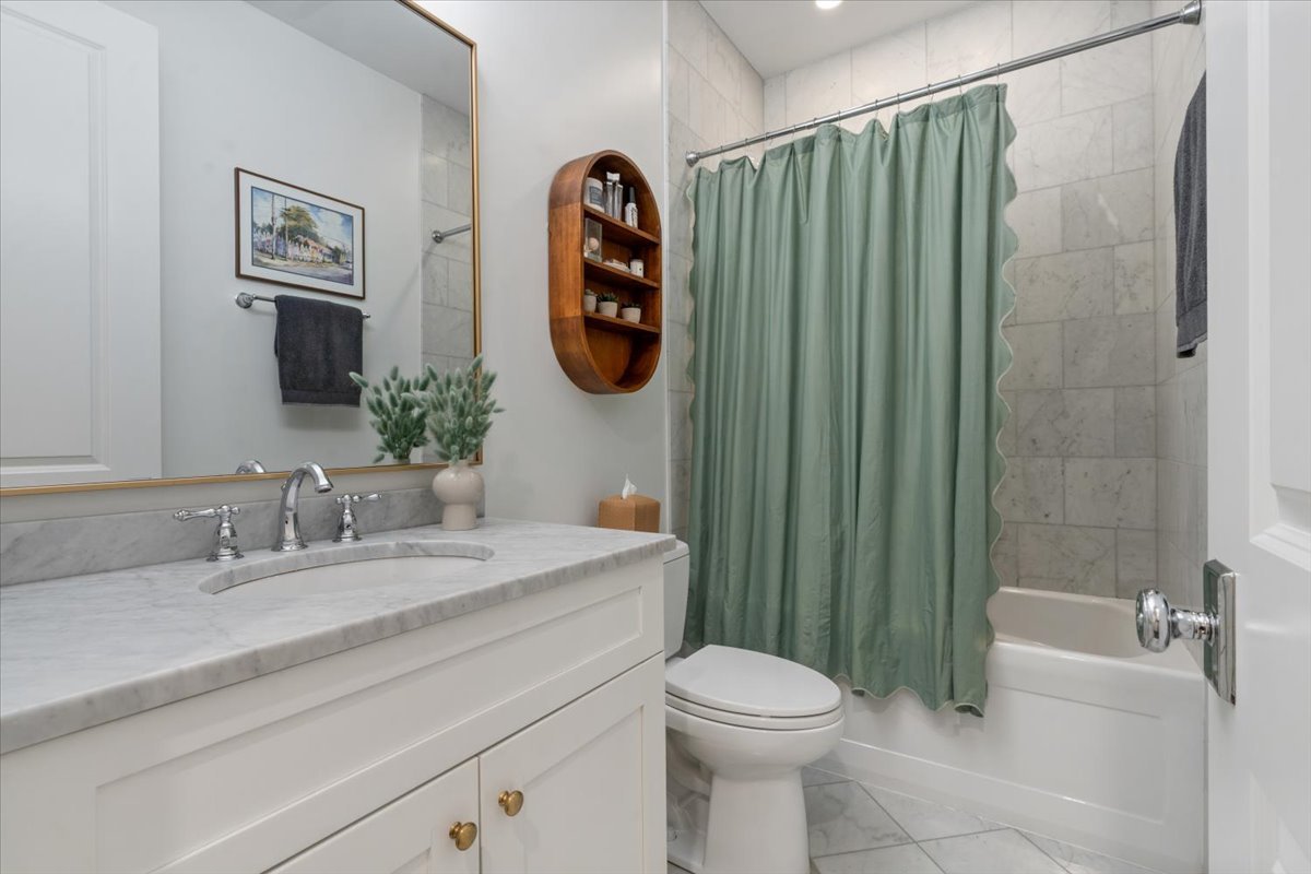 1318 W WEBSTER Avenue Unit: 1