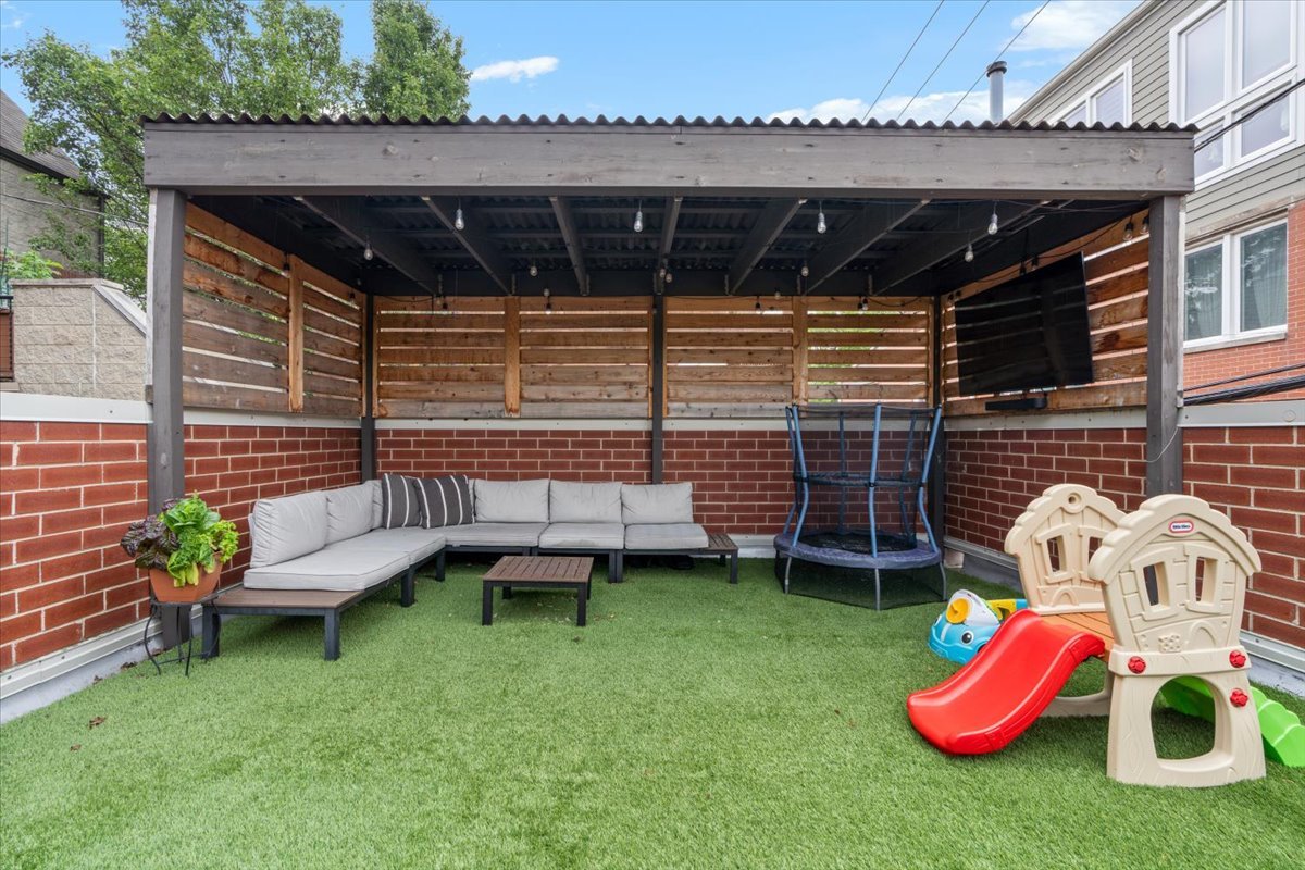 1318 W WEBSTER Avenue Unit: 1