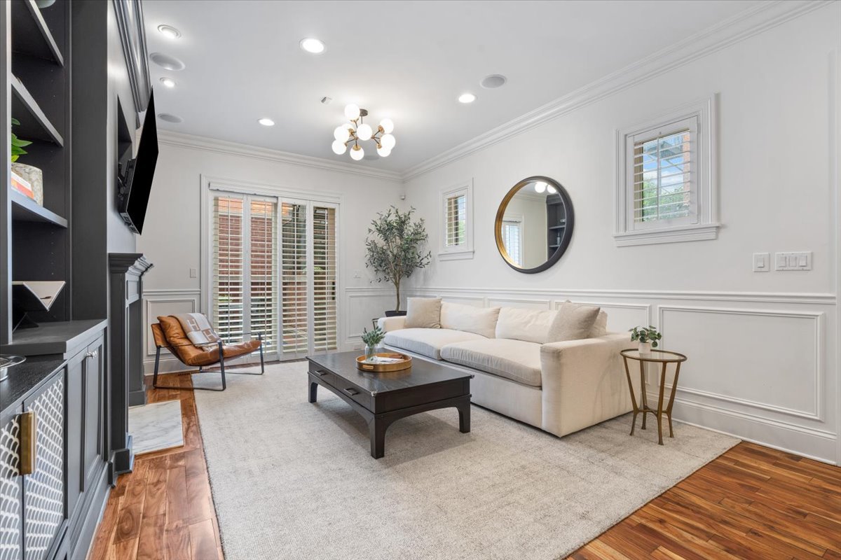 1318 W WEBSTER Avenue Unit: 1
