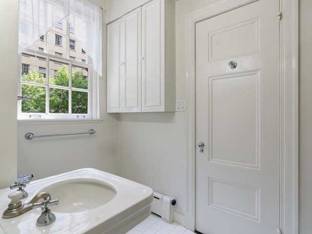 232 E Walton Place Unit: 3E