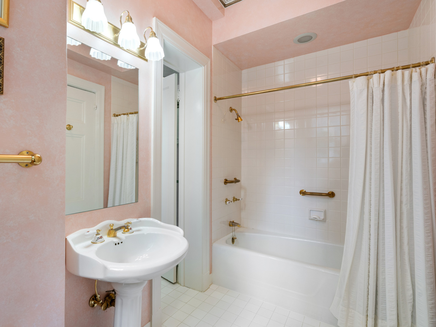 232 E Walton Place Unit: 3E