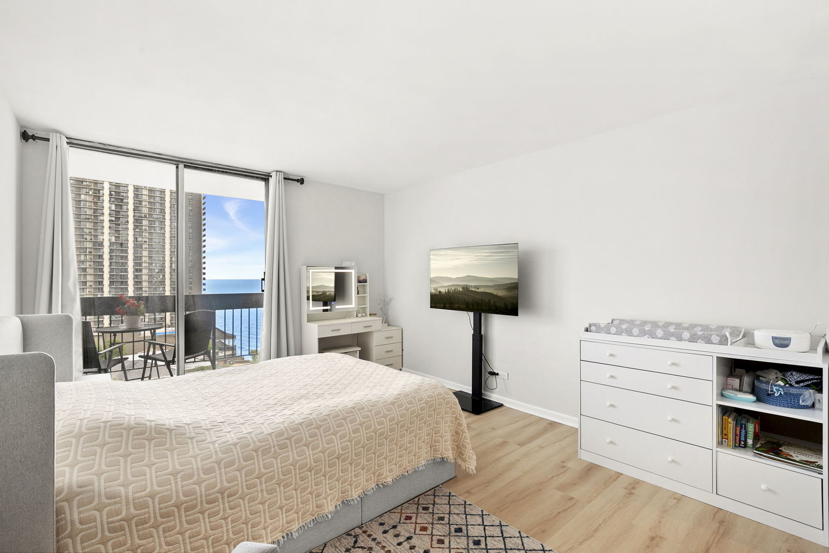 5901 N Sheridan Road Unit: 13F