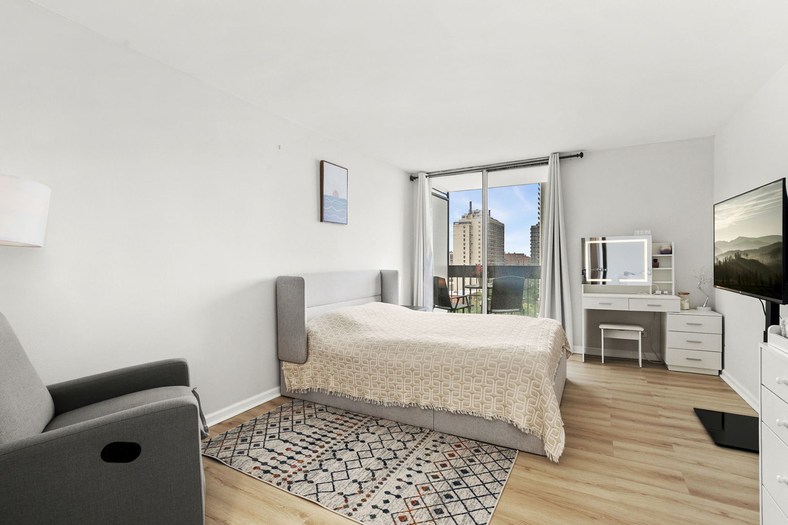 5901 N Sheridan Road Unit: 13F
