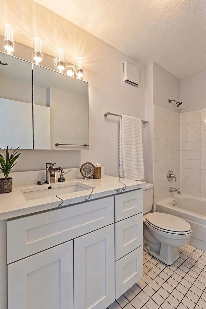 111 W Maple Street Unit: 3311