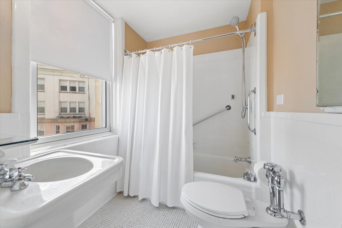 5555 N SHERIDAN Road Unit: 1811