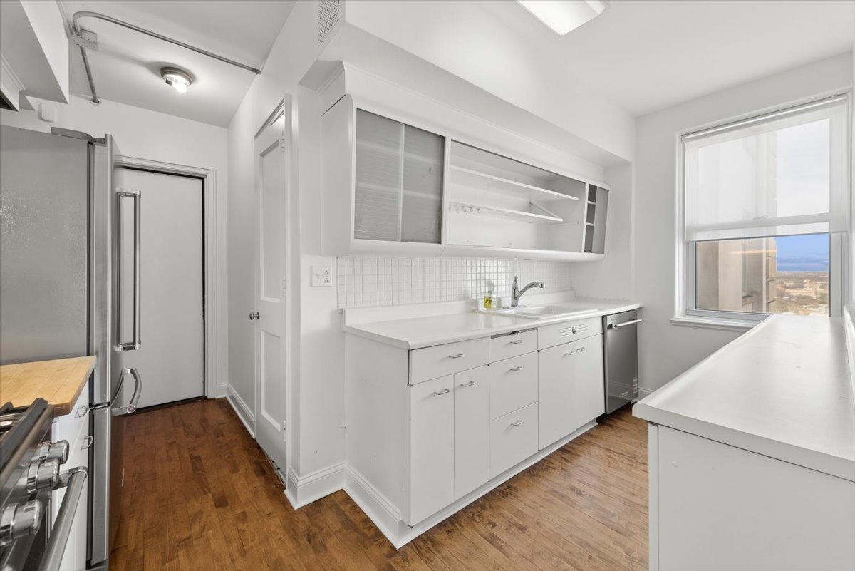 5555 N SHERIDAN Road Unit: 1811