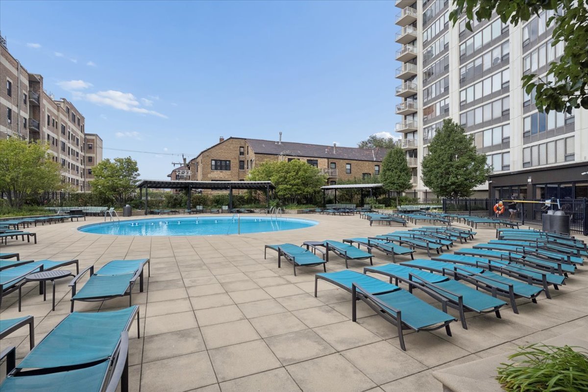 3930 N Pine Grove Avenue Unit: 2612