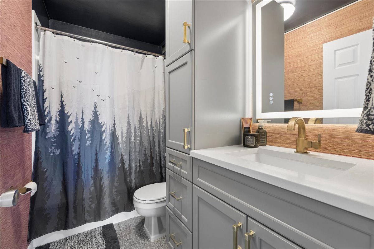 3930 N Pine Grove Avenue Unit: 2612