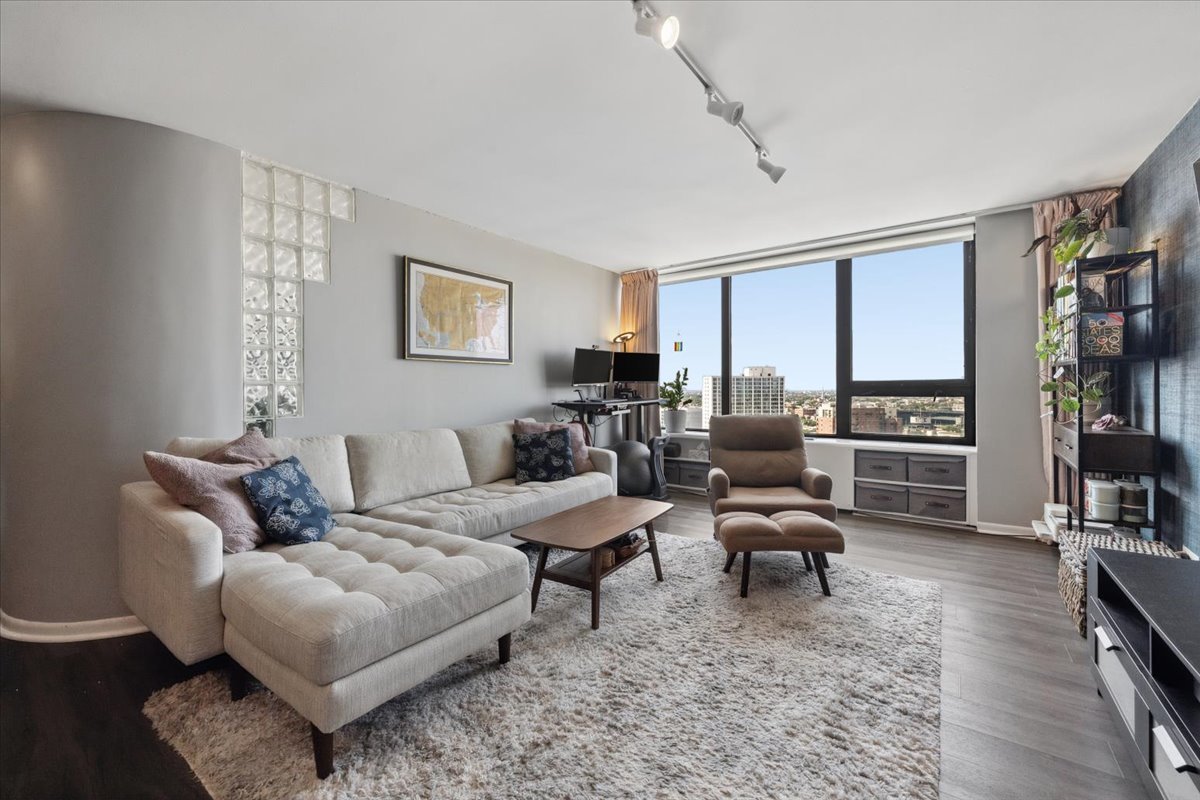3930 N Pine Grove Avenue Unit: 2612