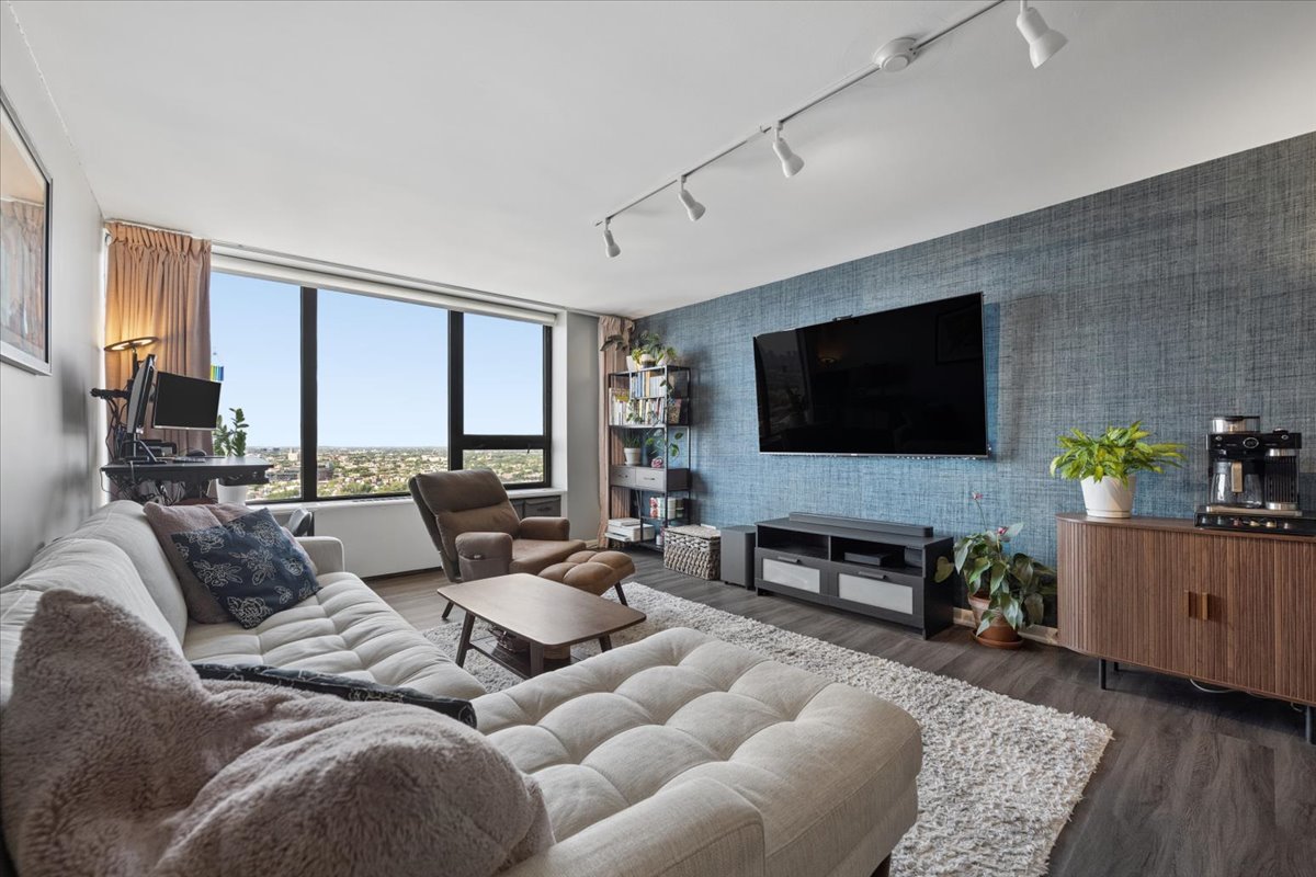 3930 N Pine Grove Avenue Unit: 2612