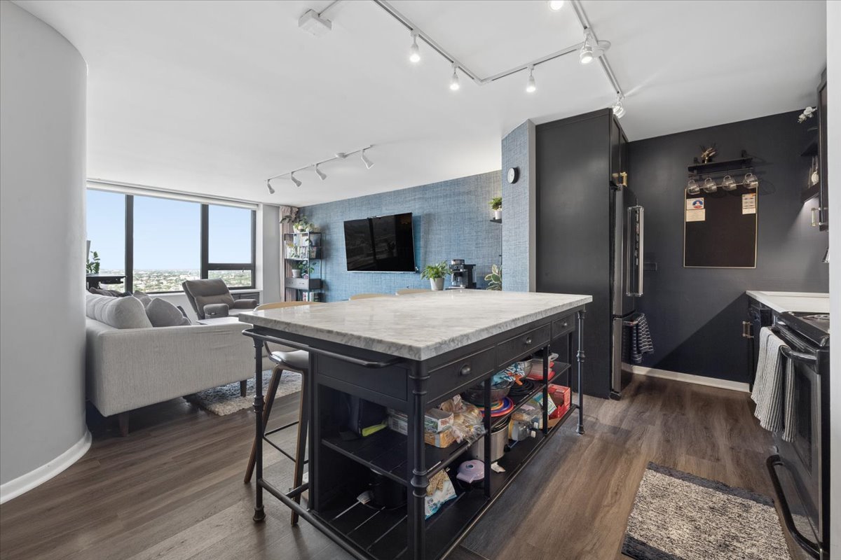 3930 N Pine Grove Avenue Unit: 2612