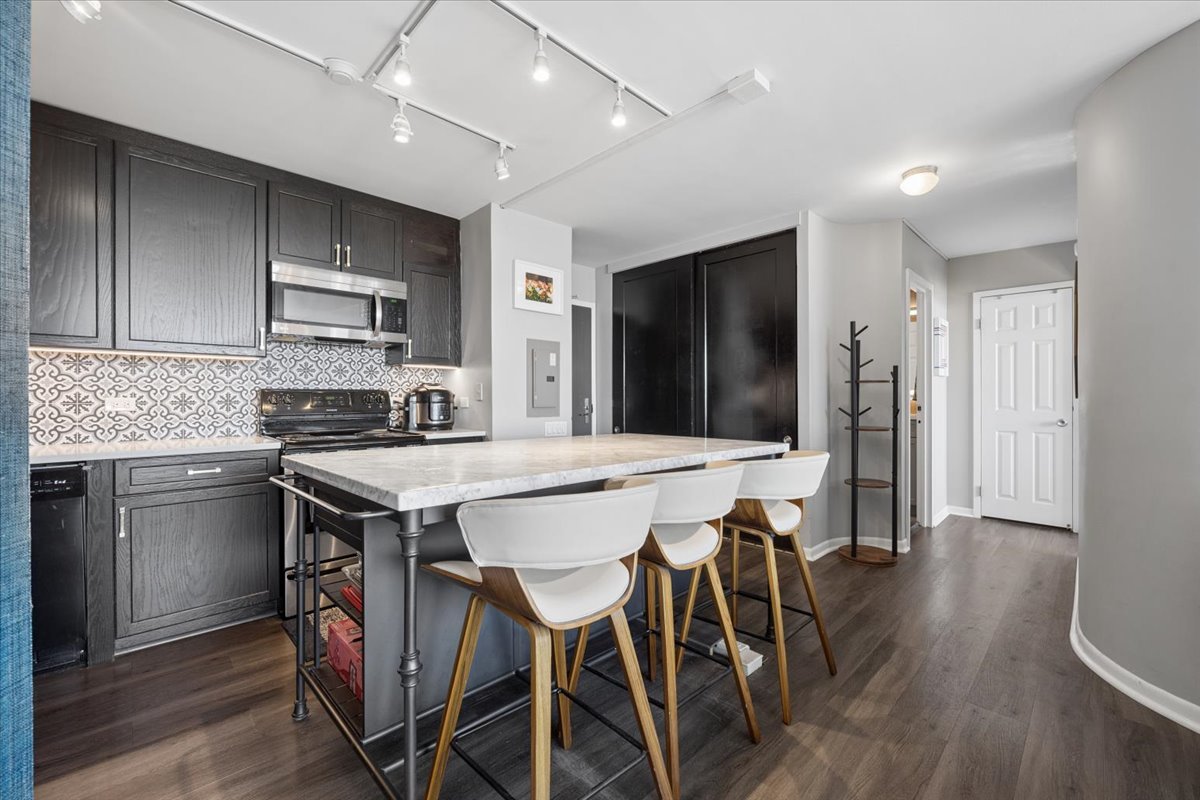3930 N Pine Grove Avenue Unit: 2612