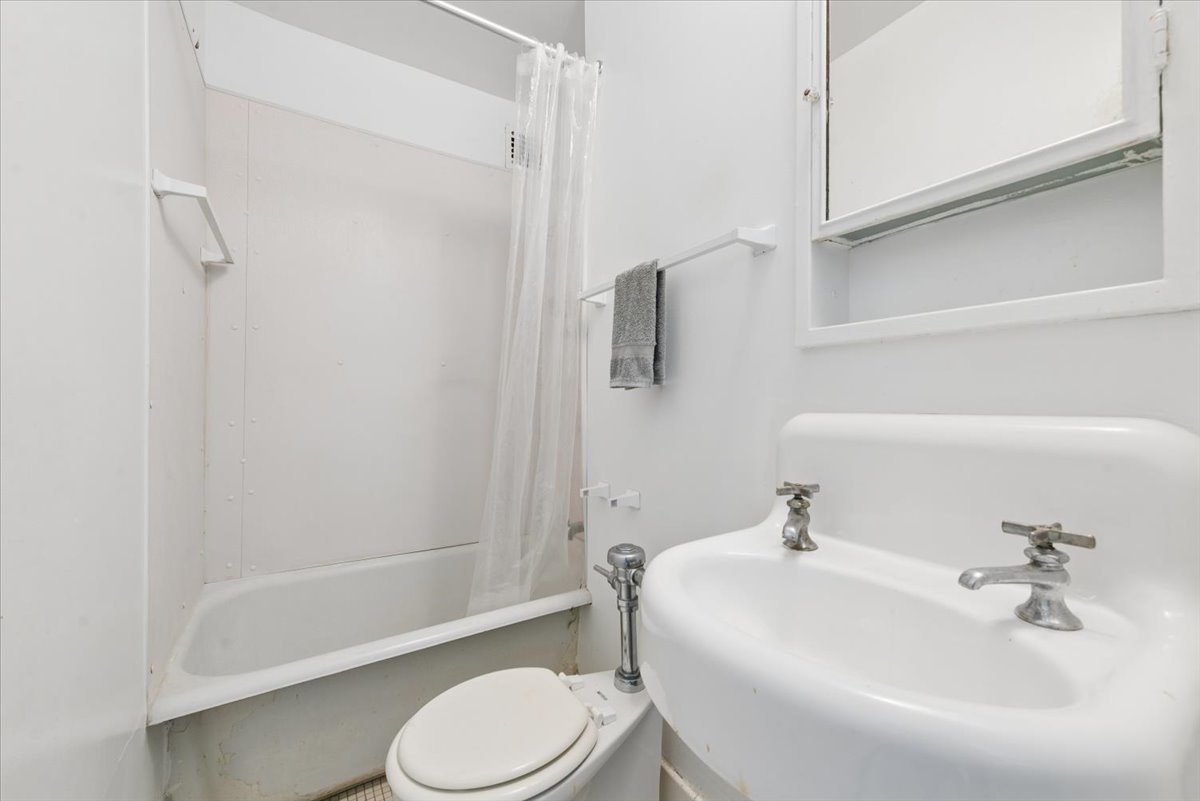 5555 N Sheridan Road Unit: 515