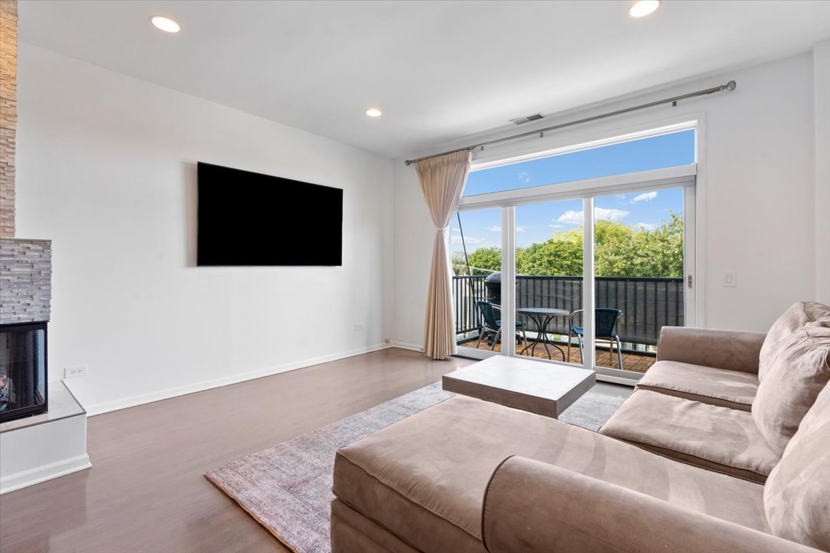 2040 W Belmont Avenue Unit: 405