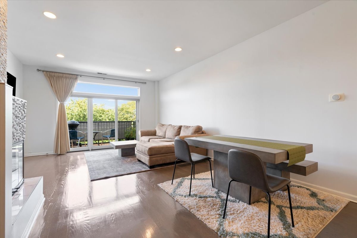 2040 W Belmont Avenue Unit: 405