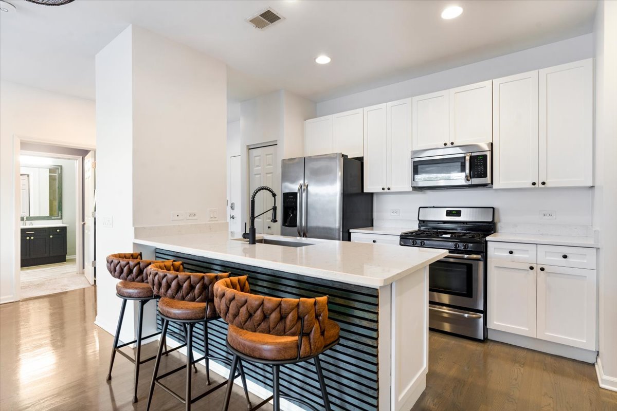 2040 W Belmont Avenue Unit: 405