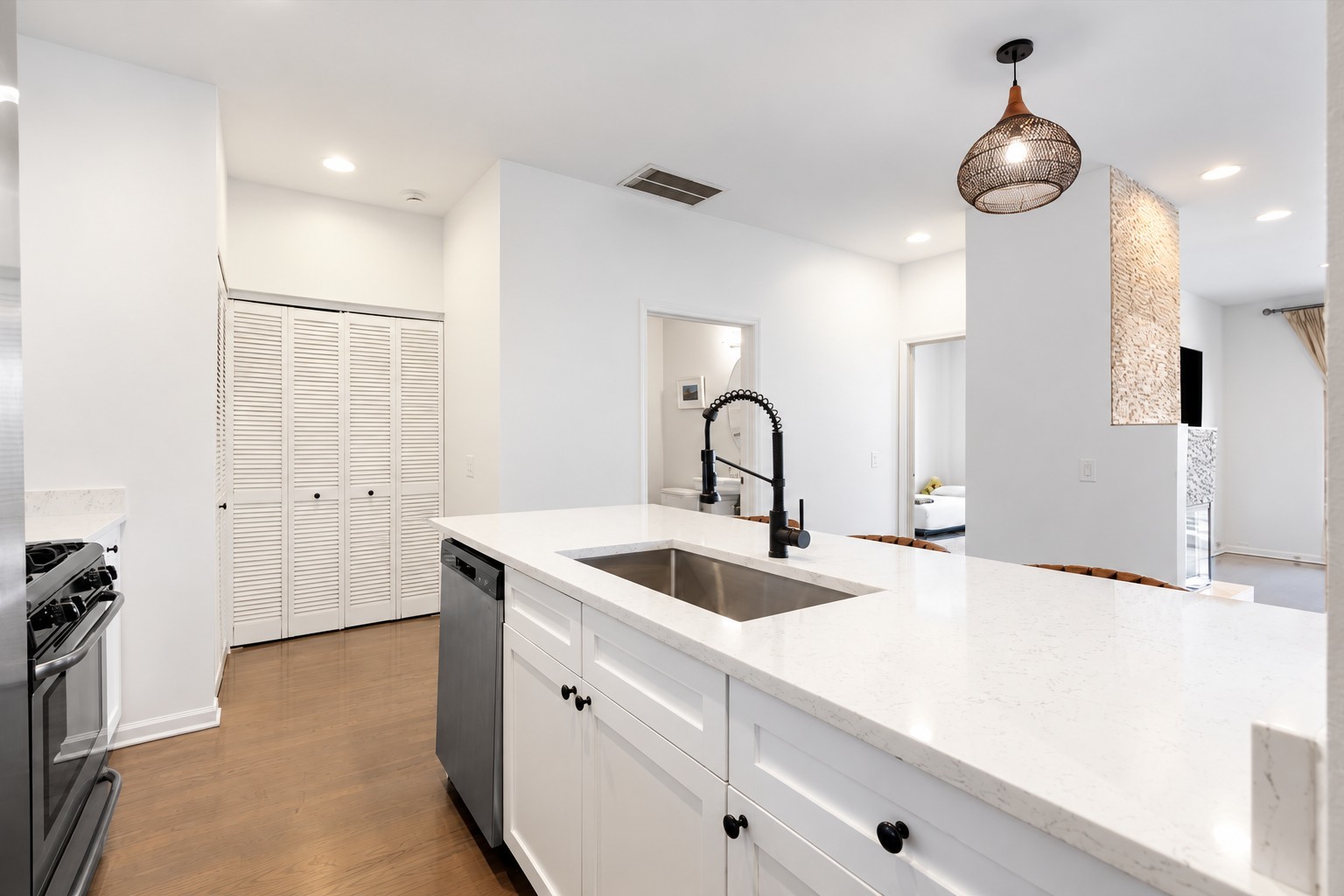2040 W Belmont Avenue Unit: 405