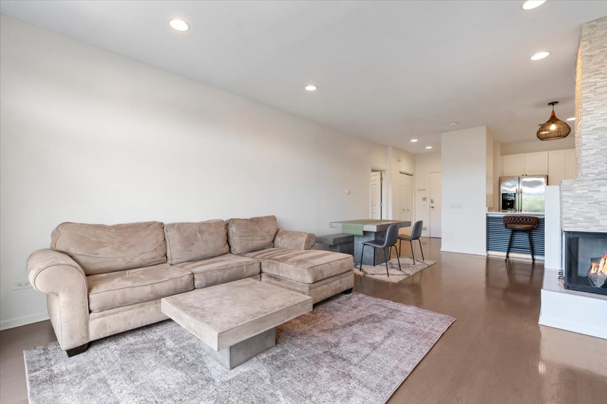 2040 W Belmont Avenue Unit: 405
