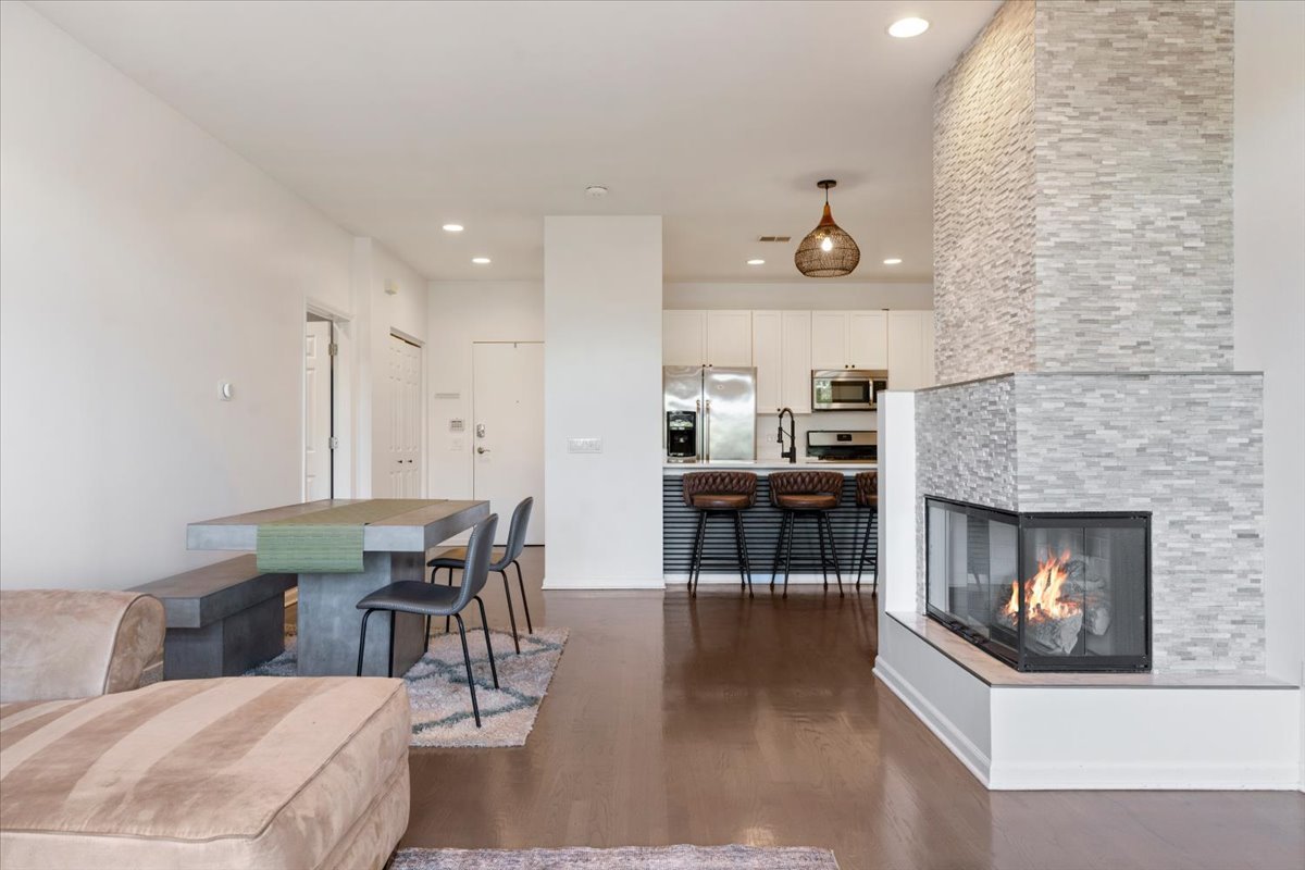 2040 W Belmont Avenue Unit: 405