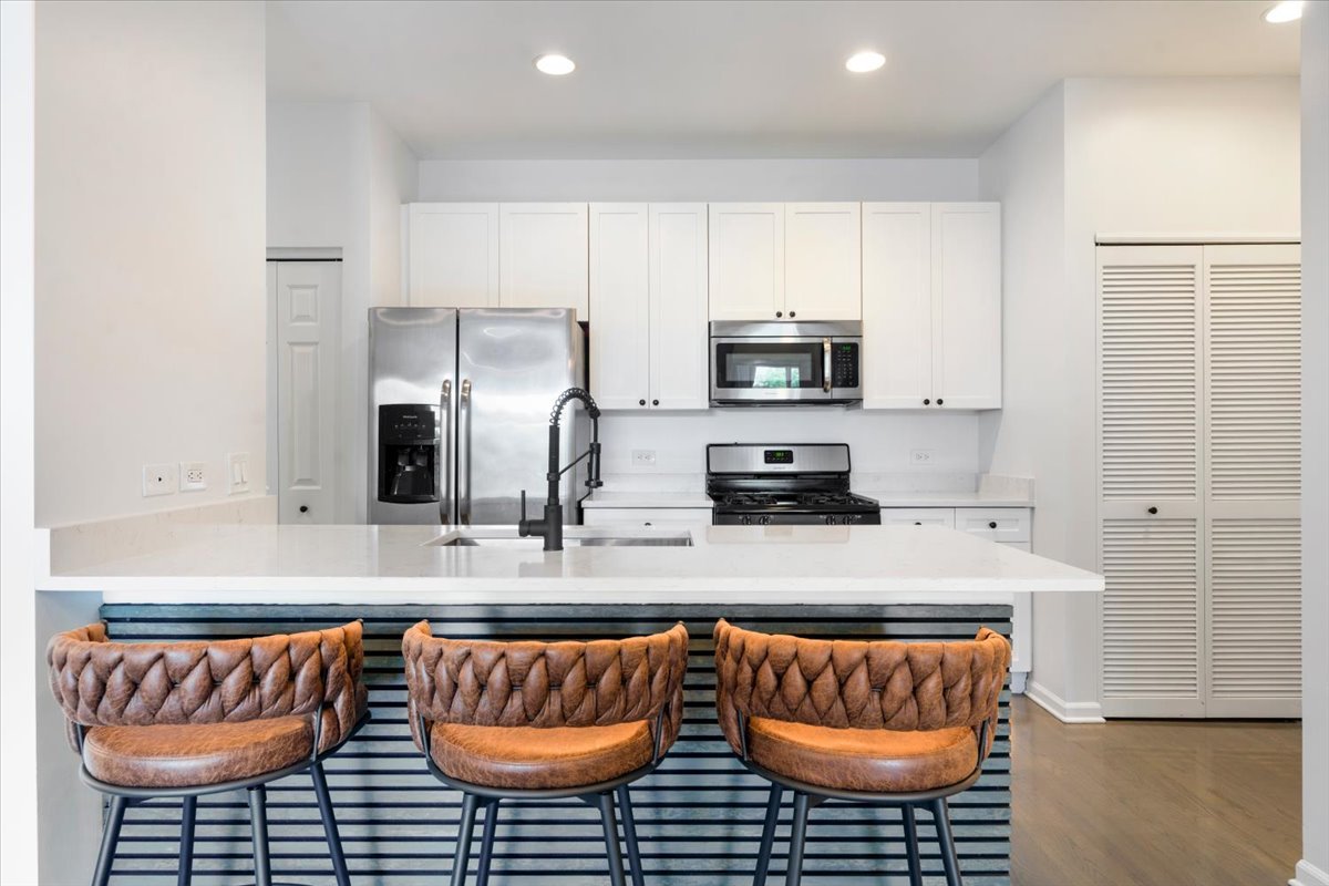 2040 W Belmont Avenue Unit: 405