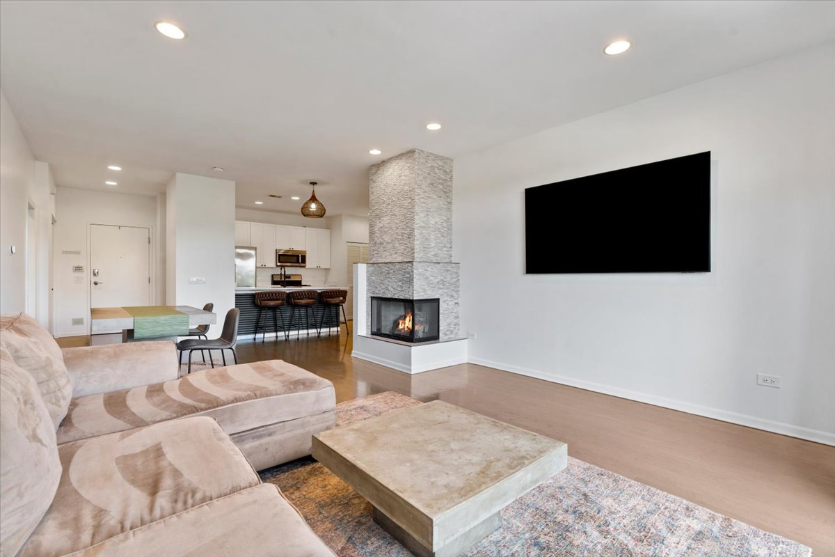 2040 W Belmont Avenue Unit: 405