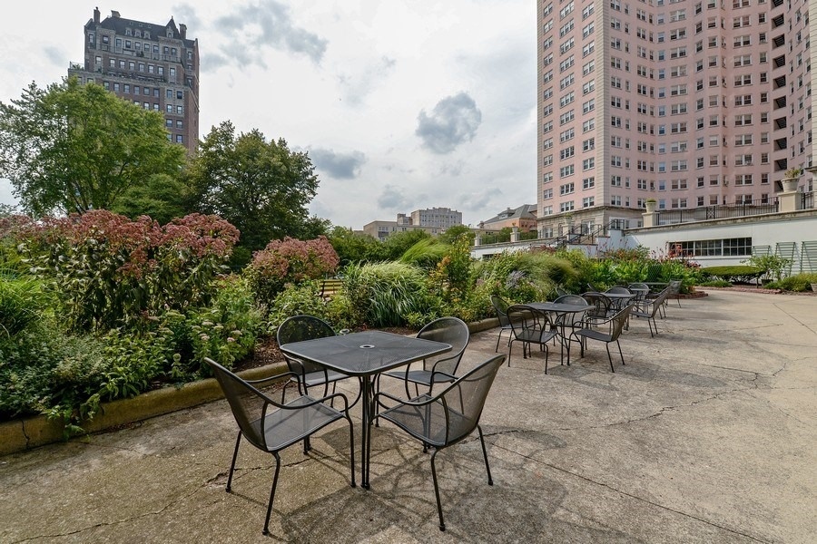 5555 N Sheridan Road Unit: 1007