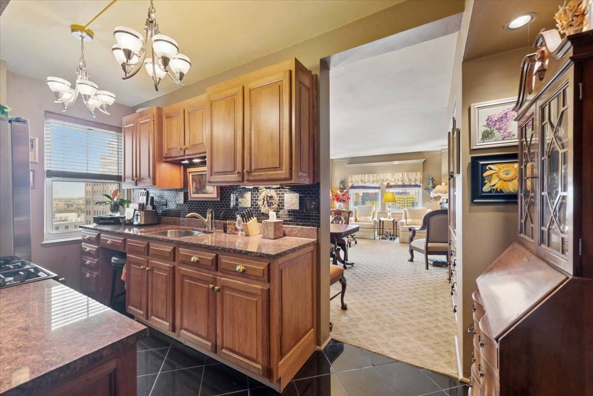 5555 N Sheridan Road Unit: 1007