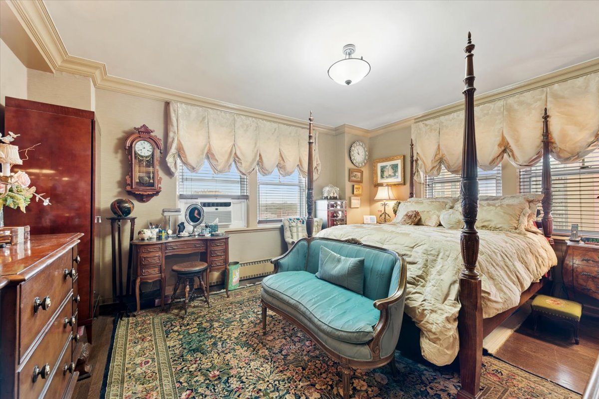 5555 N Sheridan Road Unit: 1007