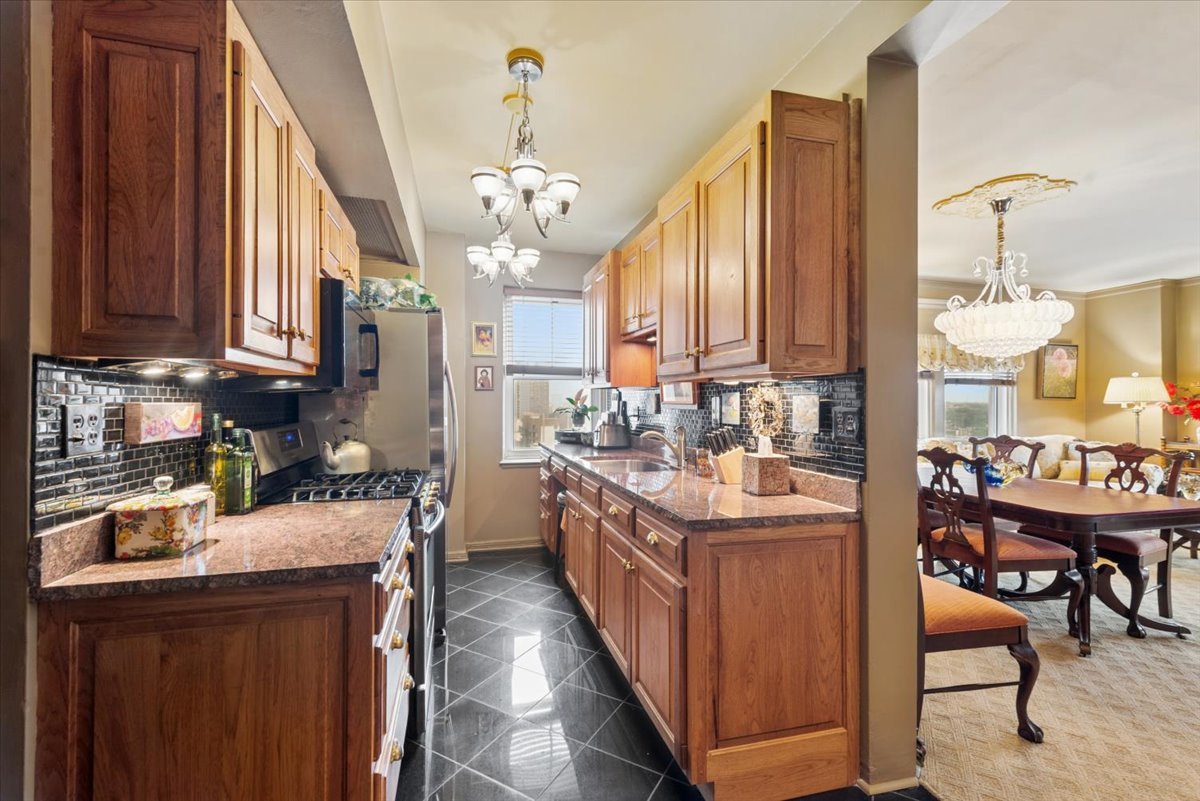 5555 N Sheridan Road Unit: 1007