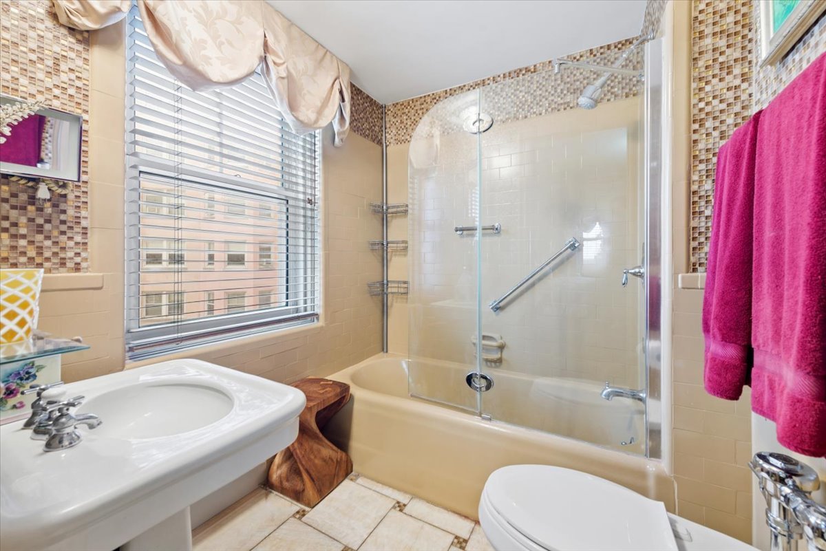 5555 N Sheridan Road Unit: 1007