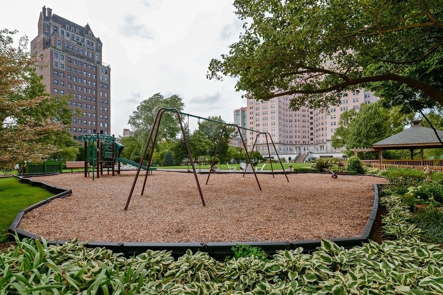 5555 N Sheridan Road Unit: 1007