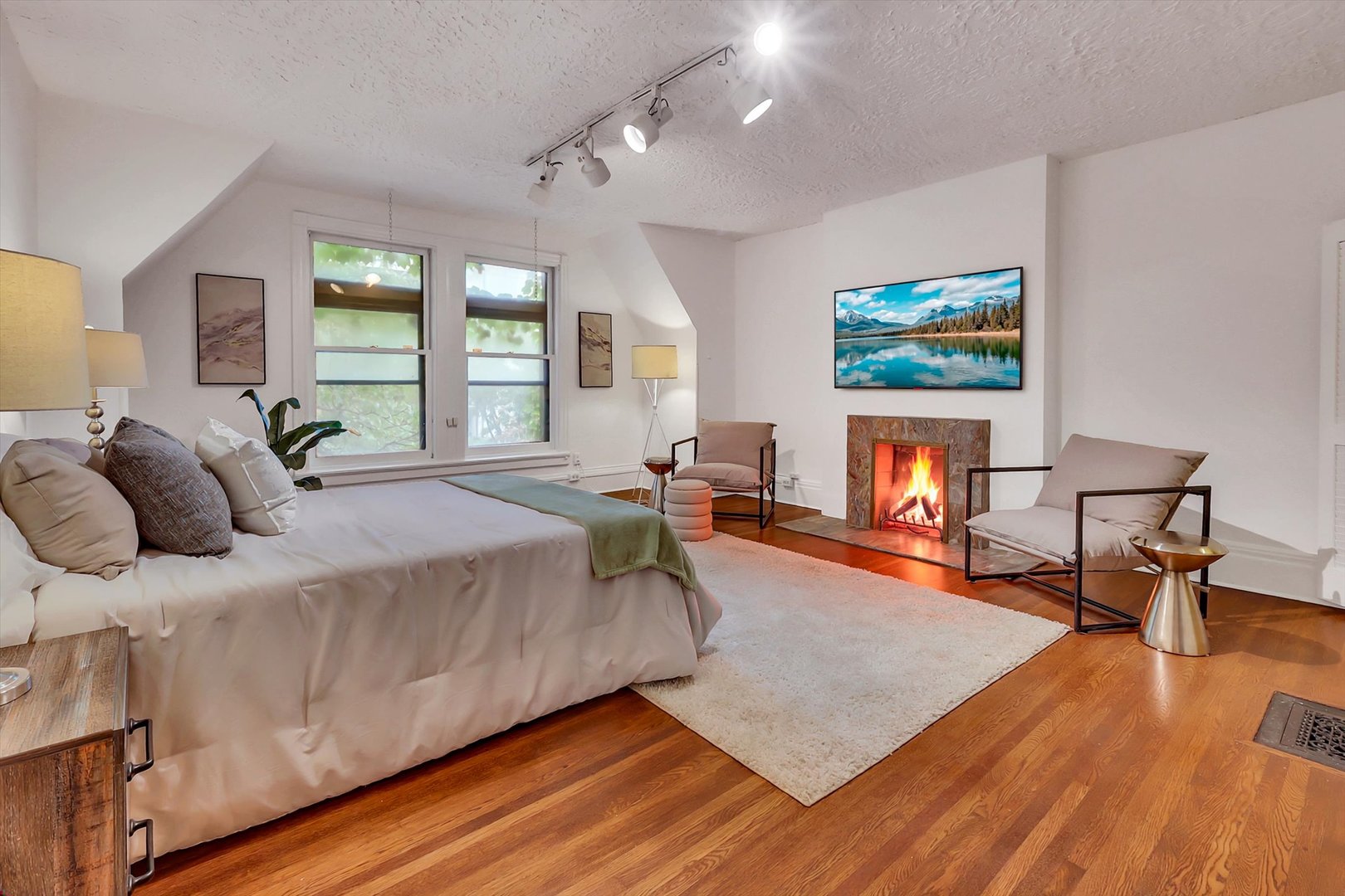 1034 N La Salle Drive