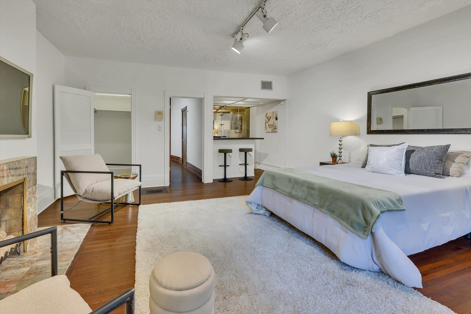 1034 N La Salle Drive